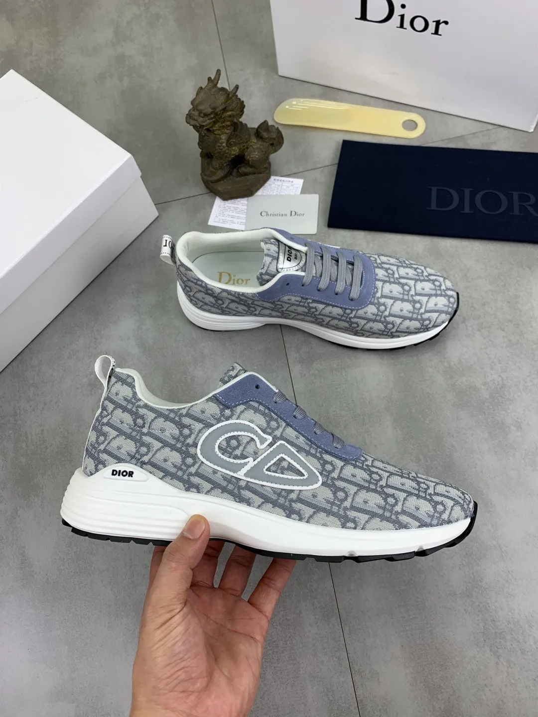 Men's shoes 💰P420 New Dior Chrono 2025 new product B30 series, in white and black fly woven series, decorated with computer-printed CD logo on both sides, star patch on the tongue and Dior logo on the heel, many details highlight the style. The interior is matched with the original color matching mesh, and the interior of the body is supported by low-temperature shaping sheets, and is filled with light feather cotton to keep the interior full and soft against the feet. The exclusive open-molded outsole adopts a one-piece molding process, so there is no need to worry about problems such as the opening and falling of sole decorative accessories. It is light and comfortable to wear, yet strong and wear-resistant. The two-color shoelaces are accessorized with exquisite metal five-pointed star pendants, creating a high-end, trendy and casual look at all times. Color: 5️⃣ colors available, code number: 38-44 (45 customized)